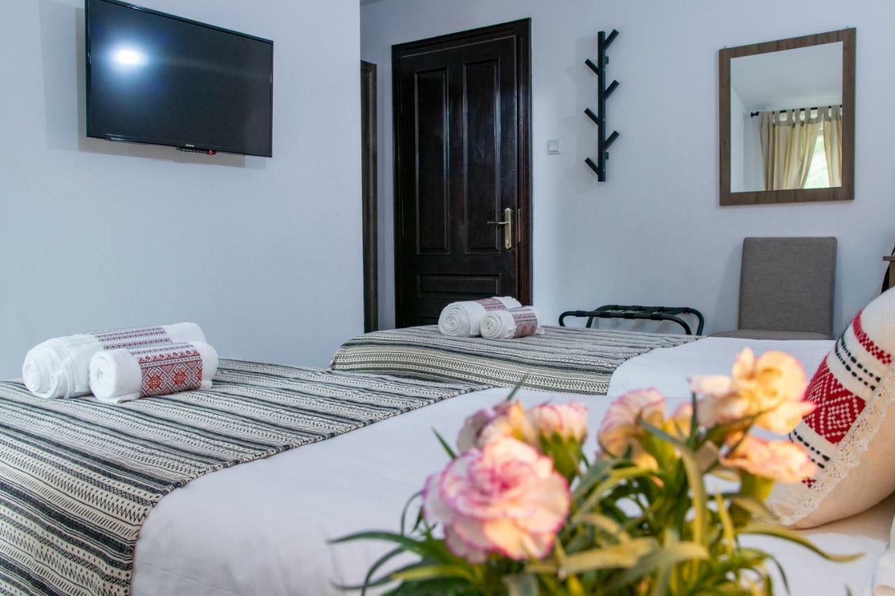 Hotel Floare De Colt Mînăstirea Humorului Bagian luar foto