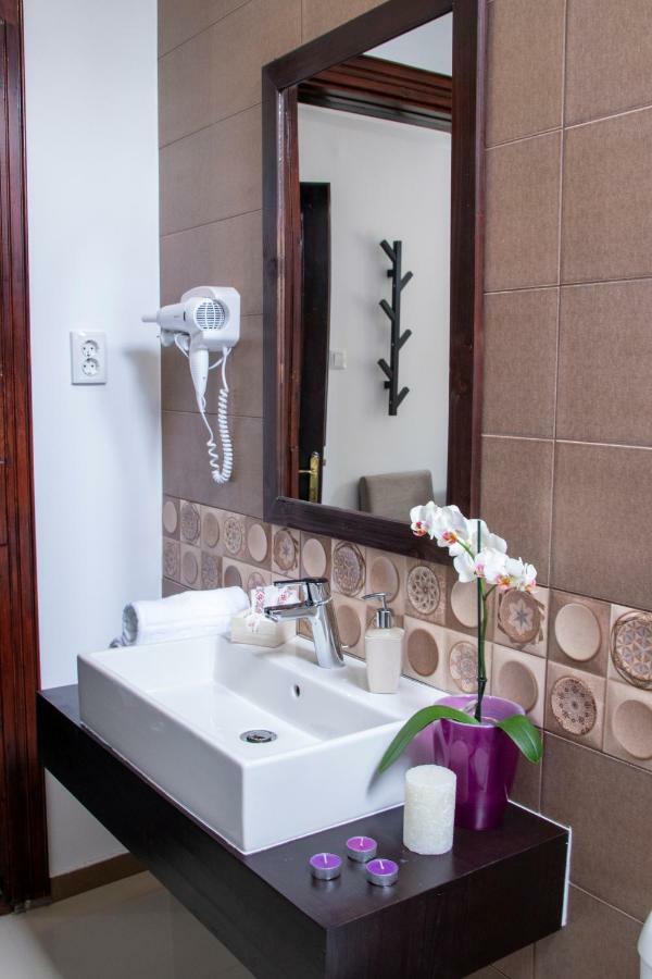Hotel Floare De Colt Mînăstirea Humorului Bagian luar foto